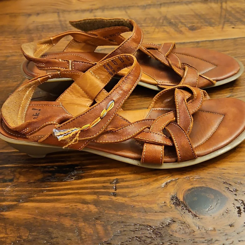 VINTAGE THINK LEATHER SANDALS